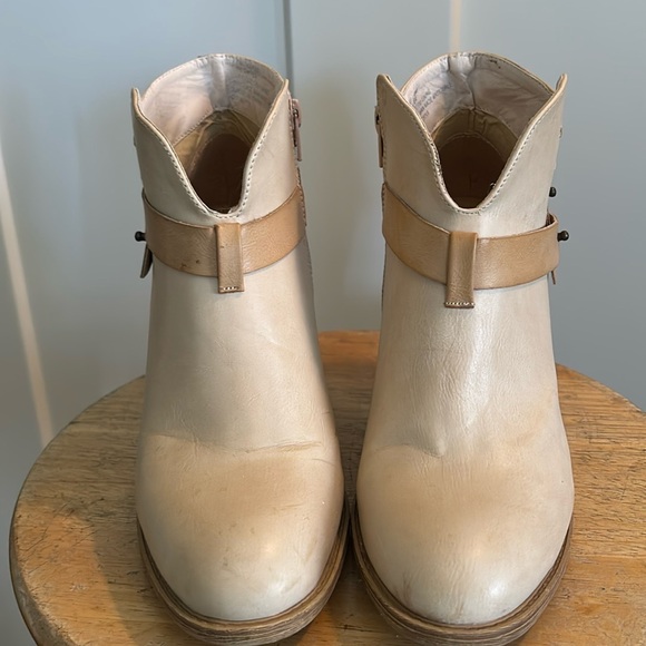 SZ 9 M, Beige Ankle Boots. Adjustable straps - Picture 3 of 6